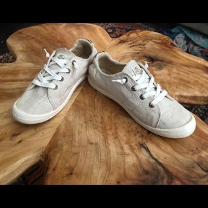 Roxy bay shore slip ons